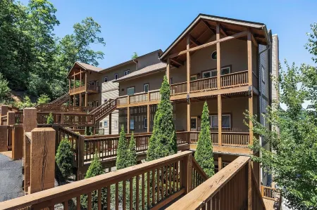 New Modern Mountain Condo with Vista Mountain Views, Large Deck, Washer & Dryer!