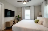 Mins to UK- Rupp- Kroger Field-  Blocks away to UK & ST Joes Hospital-