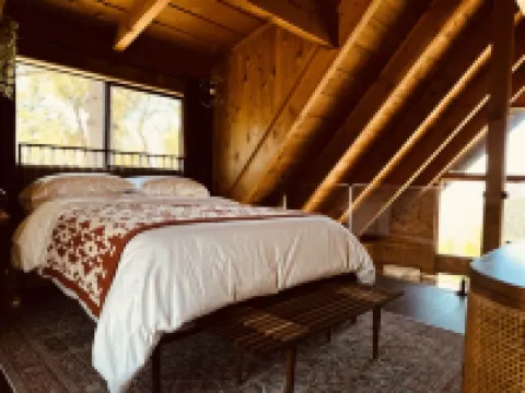 Secluded A-frame Cabin in Idyllwild on 8 acres / 4 miles from Town / Sleeps 6