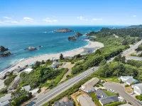 Easy Beach Access, Spacious Decks & Striking Ocean Views - Harris Beach Overlook