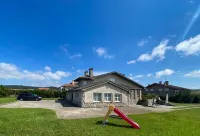 Spectacular individual Villa in private urbanization with pool and beach