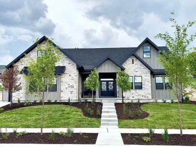 New Heber home near Park City. 7brm/5.5ba with hot tub, pickleball, sleeps 18. Отели рядом с достопримечательностью «Valley Station»