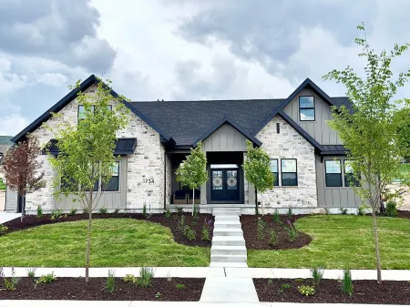 New Heber home near Park City. 7brm/5.5ba with hot tub, pickleball, sleeps 18. Отели в г. Уошэтч Каунти