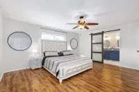 Newly remodeled 5BR 3BA w/pool 16 ppl