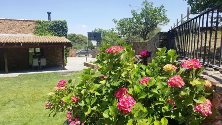 Casa Rural Sierra de Aguafría. Finca El Robledillo for 8 people Отели в г. Тентудия
