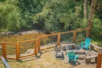 Creekside Cabin @ Mt. Rainier with Hot Tub and Game Room