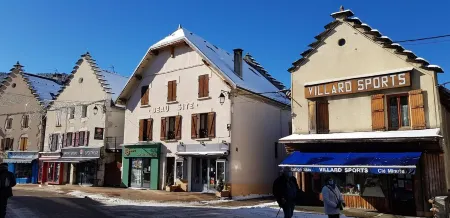 Charming Old Village House in Villard de Lans with Enclosed Garden Отели рядом с достопримечательностью «Espace Villard de Lans Correncon»