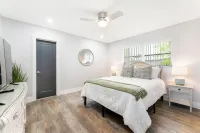 Coastal Cottage 5 minutes to Mercato and Vanderbilt Beach - New Pool + Hot Tub Các khách sạn ở Naples Park