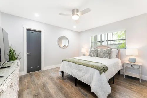 Coastal Cottage 5 minutes to Mercato and Vanderbilt Beach - New Pool + Hot Tub