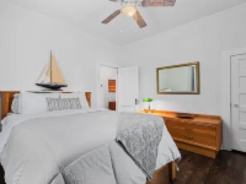 Renovated Bungalow 1 Block from Downtown Seneca! 7 miles from Clemson! Hoteles en Seneca