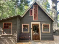 Fairytale Themed Secluded Cabin- Pets ok, King Bed, Fast Wi-Fi! Hotels near Lake Arrowhead Branch Library
