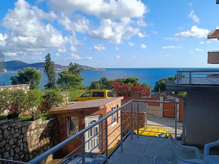 Family apartment with a sea view Отели в г. Шушањ