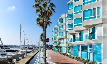 Lavish Living, Lux Marina Views Отели рядом с достопримечательностью «Fisherman's Village»