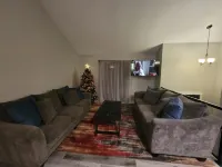 Charming 3 Bedroom House with Firepit in West Omaha - Bungalows
