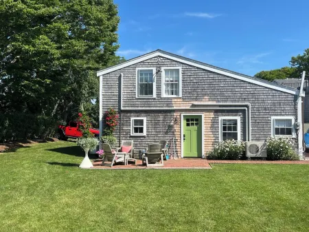 Renovated 2024, Blocks From the Inner Harbor/ Downtown - King, Twins, Pull out. Отели рядом с достопримечательностью «Greater Light»