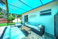 Pool+Bikes+BBQ! Tropical Getaway & Close To Beach!