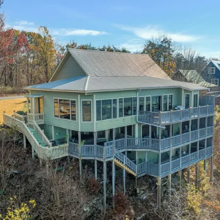 Charming 3-bedroom house, breathtaking views, Hot Tub, W/D Game Room