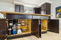 FABULOUS 5 BR/6BA ALL ENSUITE, GAMEROOM, MURAL, ART,SALTWATER POOL SPA, LOCATION