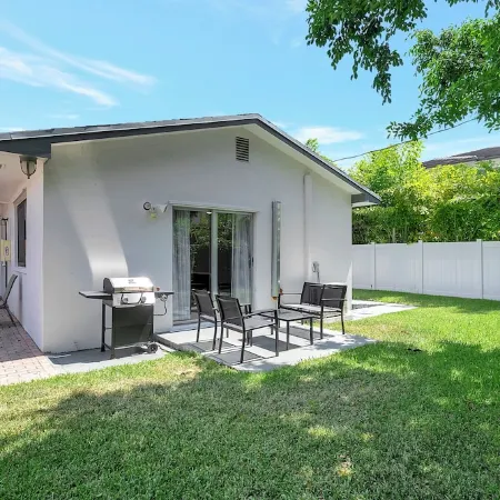 SPACIOUS STUDIO, WASHER/DRYER, BACK YARD, BBQ