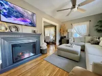 Cozy Home with LOTS of space- Less than 1 mile to ISU & IWU, 5 miles to airport