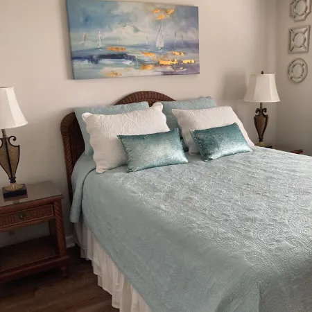 Hudson Hideaway: 2 BR/2 Bath Gulf Front Condo,Stunning Sunset from 27' Balcony