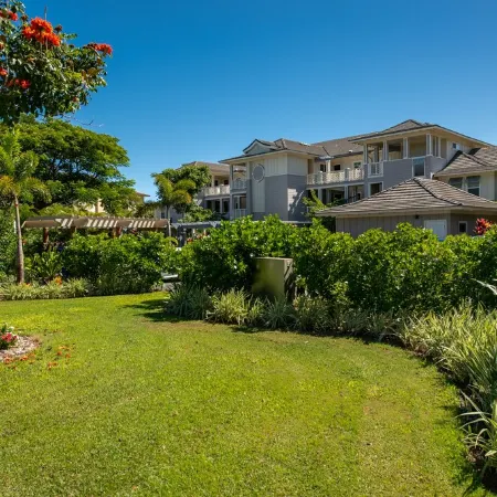 Lovely 2nd Floor Unit On Golf Course, Easy walk to Beach, Restaurants, Shopping