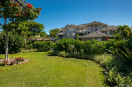 Lovely 2nd Floor Unit On Golf Course, Easy walk to Beach, Restaurants, Shopping