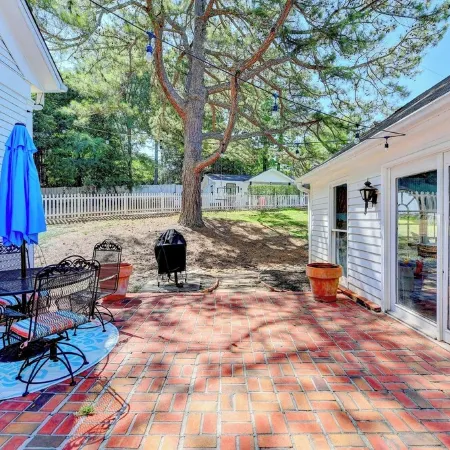 King St Retreat- Pvt Pool, Bball, Ping Pong, Pets OK