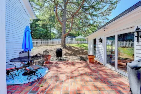 King St Retreat- Pvt Pool, Bball, Ping Pong, Pets OK