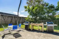 Completely redecorated Aug. 2019 1 block to beach, free wi-fi, parking, and AC Hotel in zona Manini'owali Beach (Kua Bay)