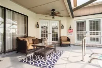 Spacious & amazing lake view with pool.