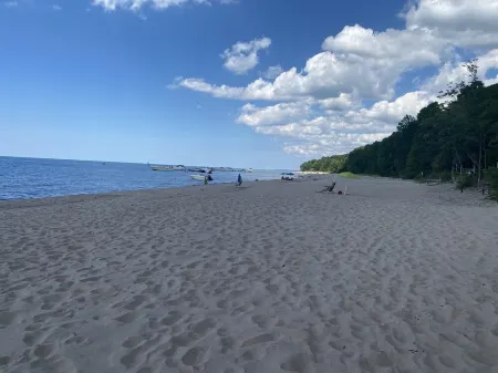 Carrie's Cottage - Charming Duplex Style 3 Bedroom Cottage with Beach Access!