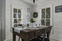 Magnolia Farmhouse at Lost Creek/Hot Tub🍷/Close to Downtown!
