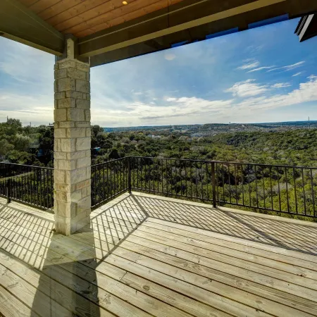 Bridge to Happiness: Cross the entry bridge into a gorgeous 4 bedrooms residence Отели рядом с достопримечательностью «Озеро Трэвис»