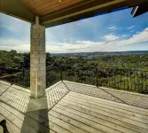 Bridge to Happiness: Cross the entry bridge into a gorgeous 4 bedrooms residence فنادق في Lost Creek