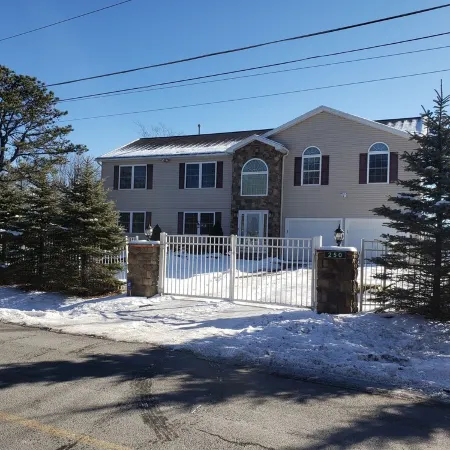Stunning Lakefront, 1 King, 3 Queens, 3 Double Beds