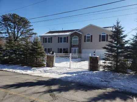 Stunning Lakefront, 1 King, 3 Queens, 3 Double Beds