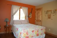 Escape into the countryside. Spacious log home.