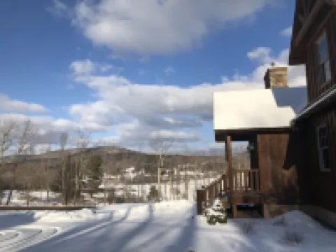 "New Home" Idyllic  Mt Views ,Pond & Horse farm views 2 min to Town