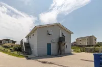 Semi-Oceanfront Ground Level Apt🌊 Basic, Beachside Living⛱Private Access Road