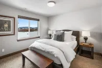 Luxury Accommodations on the Park  with Big Mountain Views