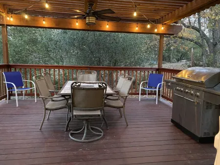 Yosemite Inn at Pine Mountain Lake, Groveland. Gateway to Yosemite National Park