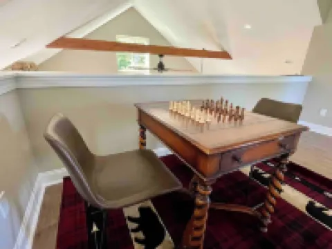 Luxury 2 Bedroom, Mountain Views, Hot Tub, Hiking