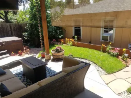Washington Park Bungalow with hot tub! Отели рядом с достопримечательностью «Денверский университет»