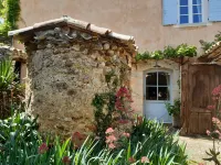 Le Midi, une maison de maître raffinée en Provence avec piscine Hôtels à proximité de : Lavandes Angelvin