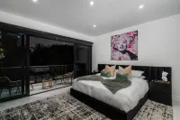 Central Miami Luxury Home, Heated Pool, Jacuzzi, Billiards, Grill