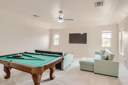 Home with private pool rents for longer term stay Отели в г. Сидар Парк