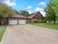 Beautiful Tudor Style home centrally located, and packed with amenities! Hotels in Belton