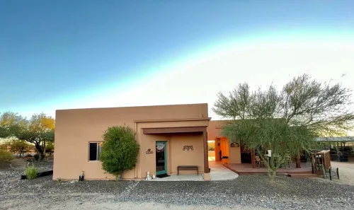Charming Casita on a quiet western Ranch in a Cave Creek neighborhood.