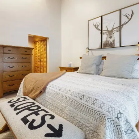 North Conway Getaway! Stonehurst Village Condo - 2,500 Sq. Ft
